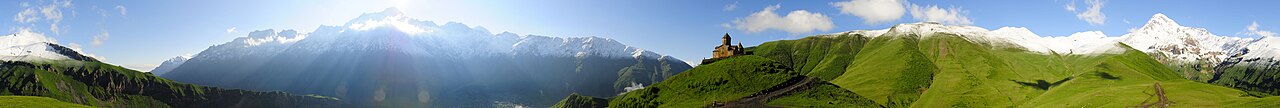 Кавказ: панорама у Степанцминды, Грузия